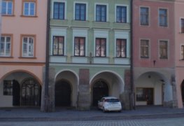 Hradec Králové, sanace vlhkého zdiva v přízemí injektáží a snížení vlhkosti ve sklepě bezdrátovou elektroosmózou.